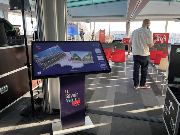 Quel cadre ! Borne numérique B2 personnalisée