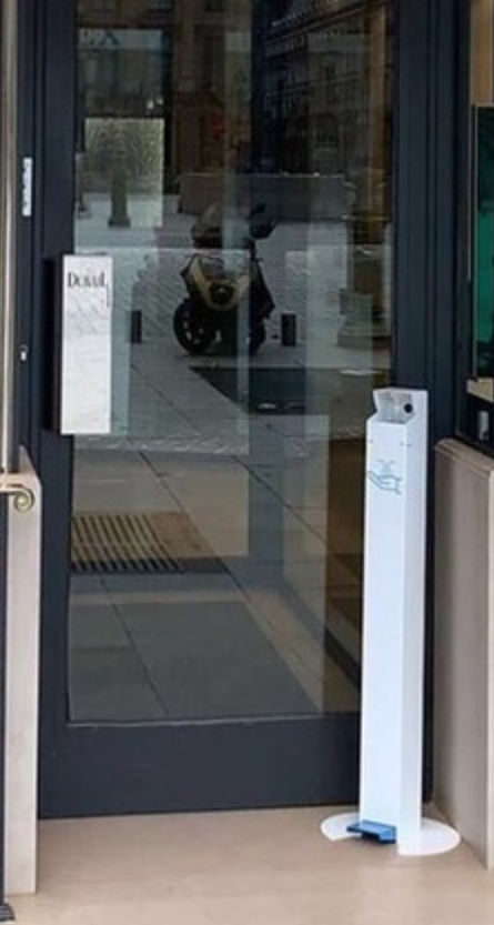 Borne désinfectante en entrée de boutique