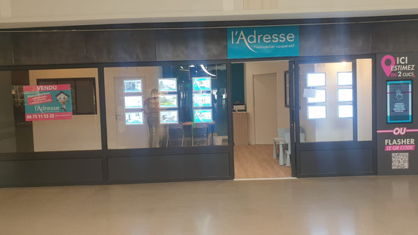 Ecran tactile en exterieur de boutique et application prise de coordonnées