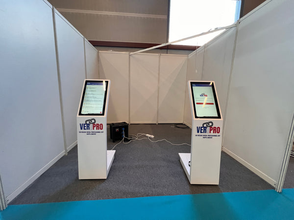 Bornes tactiles B3 portrait sur stand à porte de versailles