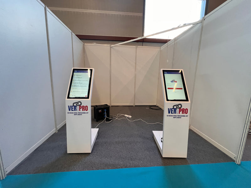 Bornes tactiles B3 portrait sur stand à porte de versailles