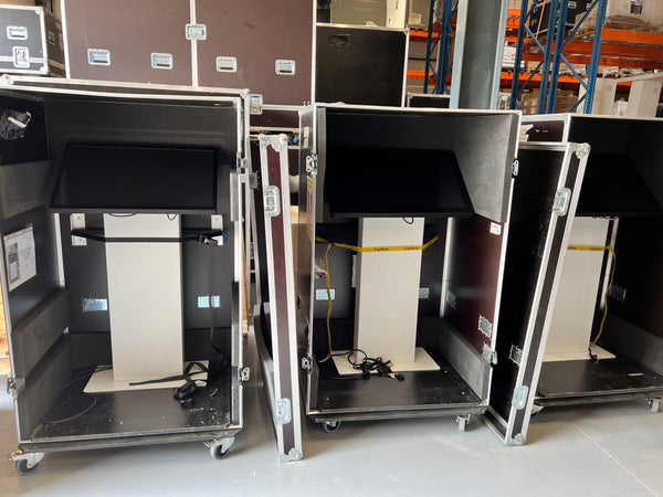 3 bornes tactiles en flight case au départ pour un salon