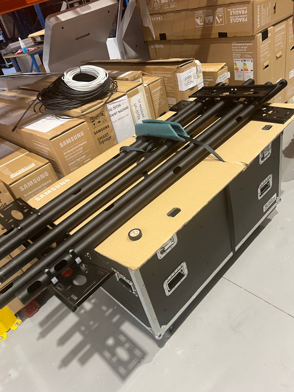 Départ d'un écran en flight case sur pied tubulaire