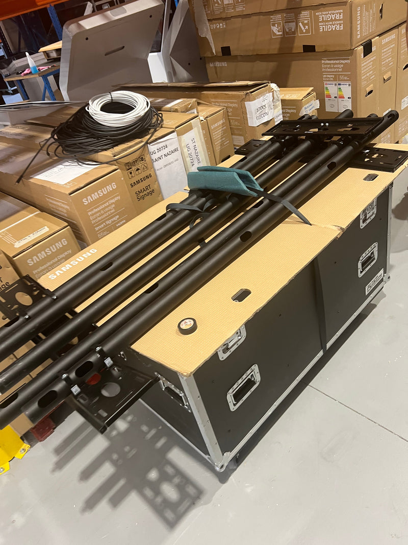 Départ d'un écran en flight case sur pied tubulaire