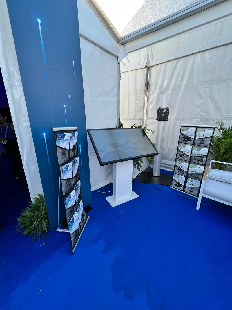 Une grande borne B2 49'' pour cette visite 3D au salon du Bourget