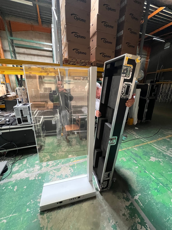 Ecran transparent portrait sur pied oled tactile et flight case de transport