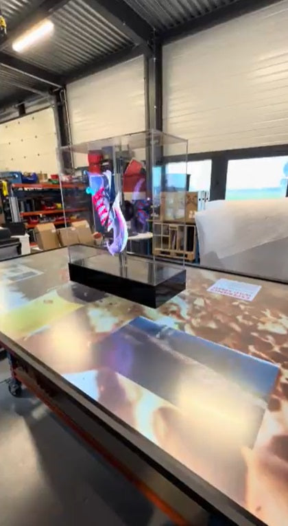 Une première imaginée par Feel experience ! Un hologramme sur ecran tactile