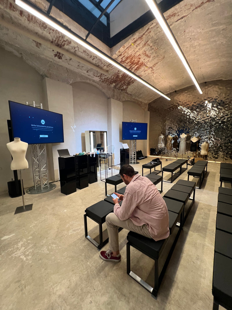 Ecrans 75 pouces sur pied, enceintes et micros