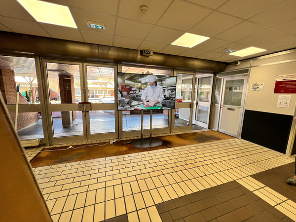 Ecran sur pied tubulaire pour cet événement