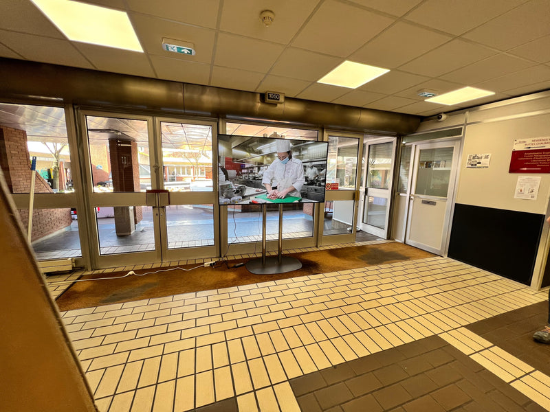 Ecran sur pied tubulaire pour cet événement