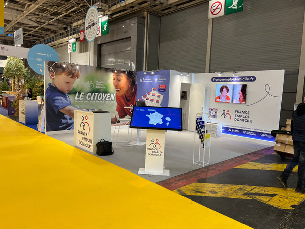 Location borne tactile en coin de stand