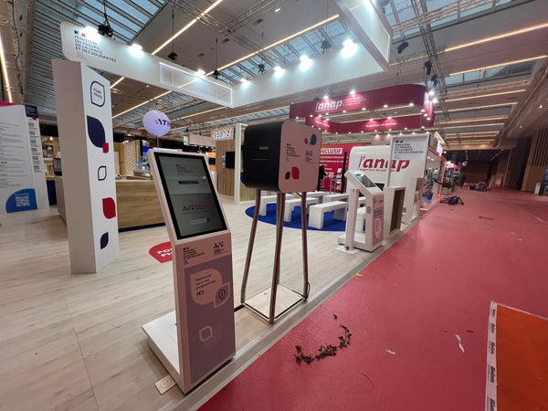 Duo borne tactile B3 portrait avec application et photobooth sur stand