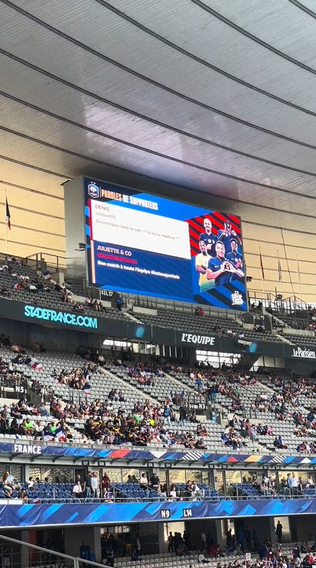 Incroyable animation digitale sur bornes, smartphone et écran géant au stade de France
