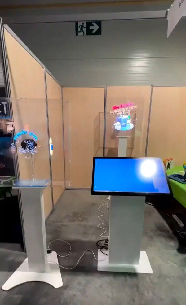 B2 accompagne des hélices holographiques sur stand