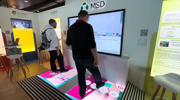 Animation sol led interactif et ecran tactile 85 pouces sur stand